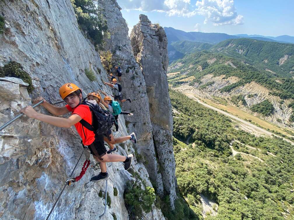 Photo de groupe pendant une activité via ferrata à Saint-Lary